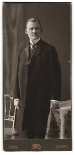 Fotografie J. Fuchs, Schöneberg, Hauptstrasse 19, Porträt eines eleganten Herrn