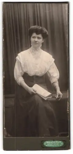 Fotografie Ewald Kappler, Bautzen, Bismarckstr. 14, Dame mit Magazin