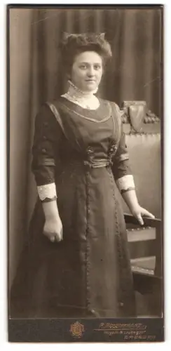 Fotografie R. Rosenkranz, Mügeln b. Dresden, Königstr. 32, Porträt einer Dame in eleganter Kleidung