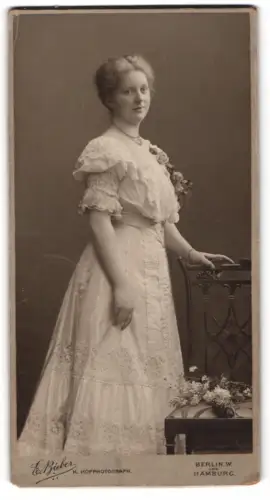 Fotografie E. Bieber, Berlin, Leipziger-Strasse 130, Elegante Dame mit Blumen