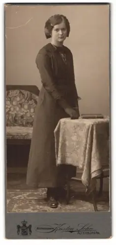 Fotografie Kersten Sohn, Altenburg, Kabinettporträt einer Frau in elegantem Kleid