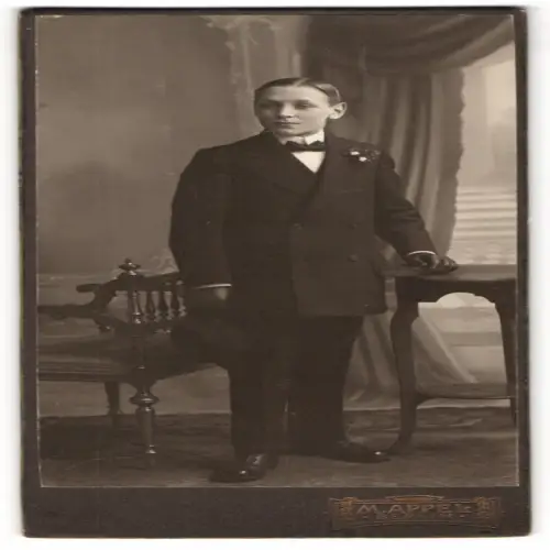 Fotografie M. Appel, Berlin, Neue Königstr. 2, Junger Herr im edlen Anzug