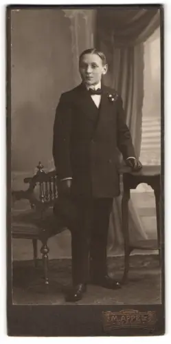 Fotografie M. Appel, Berlin, Neue Königstr. 2, Junger Herr im edlen Anzug