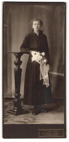 Fotografie Tietze, Luckenwalde, Breite Str. 21, Junge Frau mit Blumenstrauss
