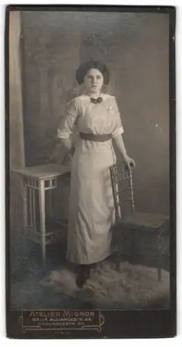 Fotografie Atelier Mignon, Berlin, Belle-Alliance-Str. 26, Junge Frau im schlichten Kleid