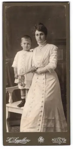 Fotografie H. Siggelkow, Hoya, Langestr. 125, Mutter mit Kind in heller Kleidung