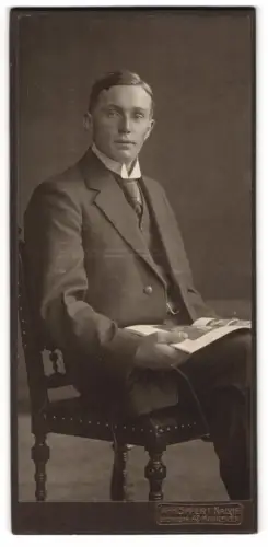 Fotografie W. Höffert Nachf., Hannover, Georgstrasse 42, Porträt eines jungen Mannes