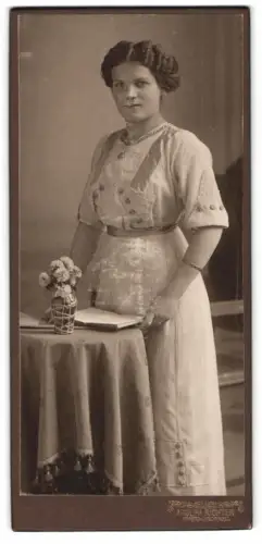 Fotografie Adolph Richter, Leipzig-Lindenau, Merseburgerstr. 61, Edle Dame mit Blumenarrangement