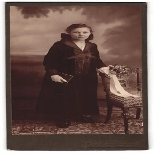 Fotografie F. Vogel, Gr. Lichterfelde, Jungfernstieg, Porträt eines Mädchens mit Blumenstrauss