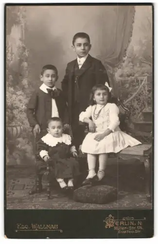 Fotografie Edg. Wallnau, Berlin, Müller-Str. 174, Vier Geschwister im Studio