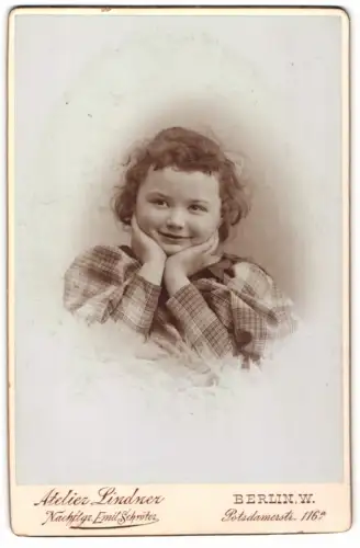 Fotografie Atelier Lindner, Berlin, Potsdamerstr. 116a, Porträt eines Kindes mit lockigem Haar