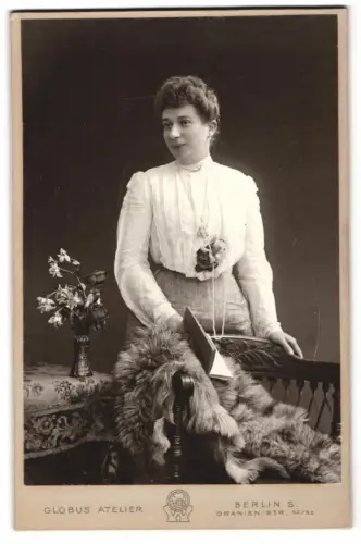 Fotografie Globus Atelier, Berlin, Oranien-Str. 52/55, Frau mit Pelz und Blumenarrangement