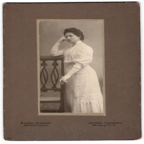 Fotografie Alfred Schmidt, Leipzig-Lindenau, Merseburger Str. 31, Frau in eleganter Pose