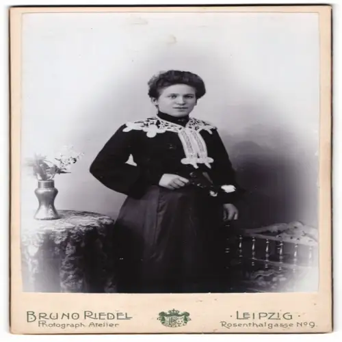 Fotografie Bruno Riedel, Leipzig, Rosenthalgasse 9, Porträt einer eleganten Frau