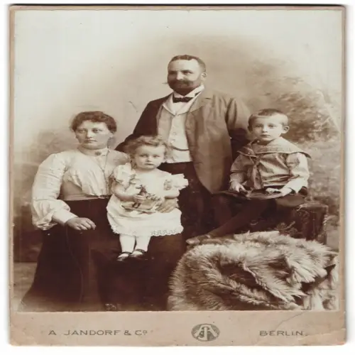 Fotografie A. Jandorf & Co., Berlin, C. Spittelmarkt 16/17, Familienporträt mit zwei Kindern im Sommer 1904