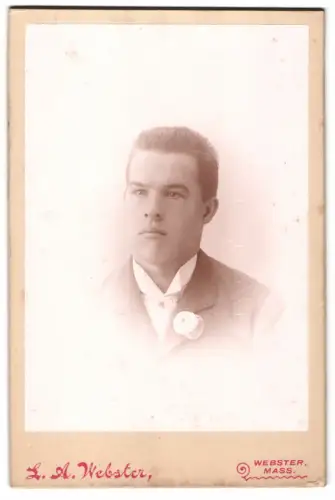 Fotografie L. A. Webster, Webster / MA, Porträt eines jungen Mannes