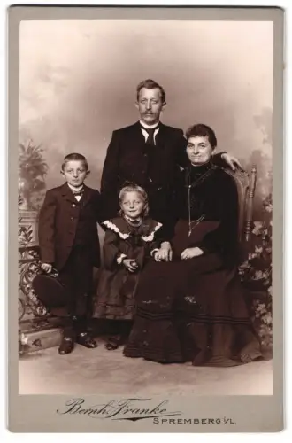 Fotografie Benno Franke, Spremberg / Niederlausitz, Familie mit zwei Kindern im Studio