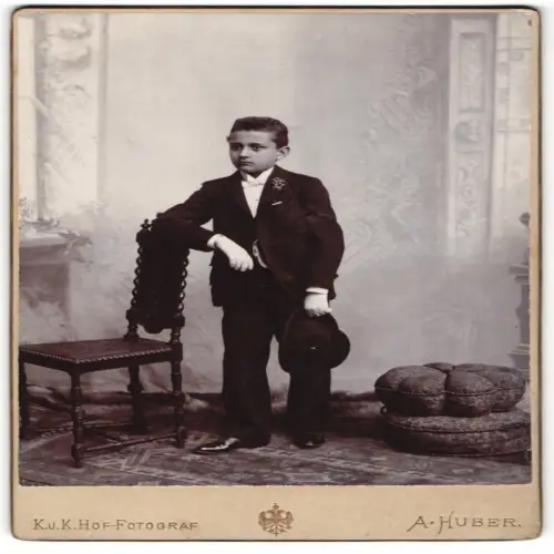 Fotografie A. Huber, Wien, Stefansplatz 2, Junger in eleganter Kleidung