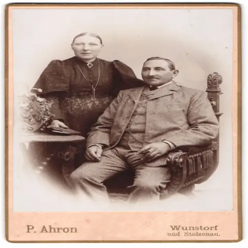 Fotografie P. Ahron, Wunstorf, Elegantes Paar im Studio