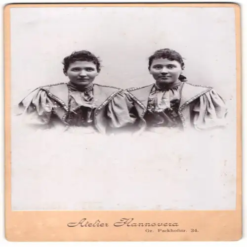 Fotografie Atelier Hannovera, Hannover, Gr. Packhofstr. 34, Zwei Damen in prachtvoller Kleidung