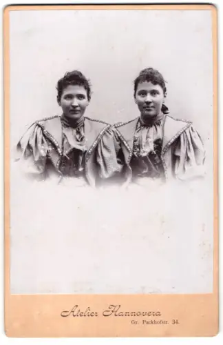 Fotografie Atelier Hannovera, Hannover, Gr. Packhofstr. 34, Zwei Damen in prachtvoller Kleidung