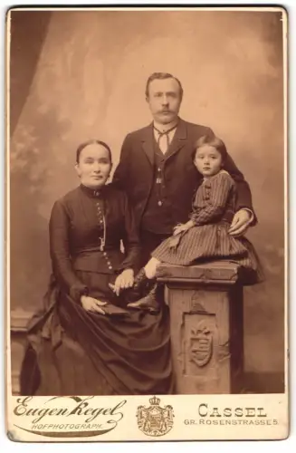 Fotografie Eugen Kegel, Cassel, Gr. Rosenstrasse 5, Familie mit kleinem Kind