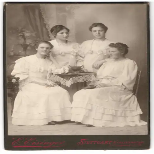 Fotografie E. Eisinger, Stuttgart, Böblingerstrasse 74, Vier Damen in weissen Kleidern