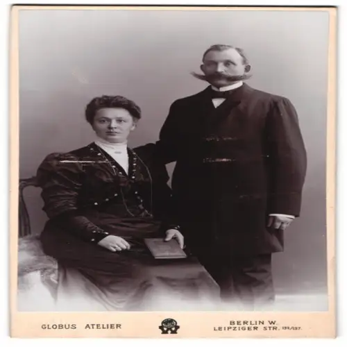 Fotografie Globus Atelier, Berlin, Leipziger Str. 132/137, Elegantes Paar im Studio