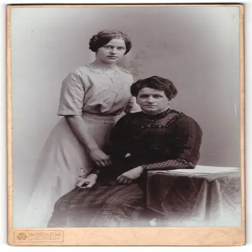 Fotografie Wertheim, Berlin Leipzigerstr., Porträt zweier Frauen