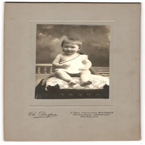 Fotografie Th. Dispa, Molenbeek-Saint-Jean, 9 Place Communale, Kleinkind auf gehäkelter Decke