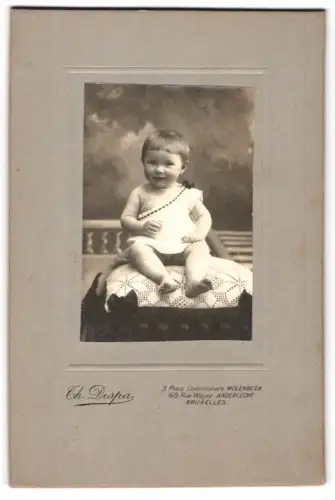Fotografie Th. Dispa, Molenbeek-Saint-Jean, 9 Place Communale, Kleinkind auf gehäkelter Decke