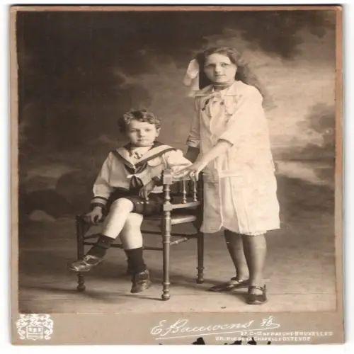 Fotografie E. Bauwens, Bruxelles, Chée de Haecht 97, Geschwister posieren mit einem Stuhl