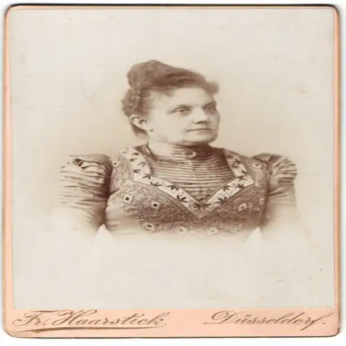 Fotografie Fr. Haarstick, Düsseldorf, Friedrichs Str. 5, Portrait einer Dame in eleganter Kleidung