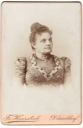 Fotografie Fr. Haarstick, Düsseldorf, Friedrichs Str. 5, Portrait einer Dame in eleganter Kleidung