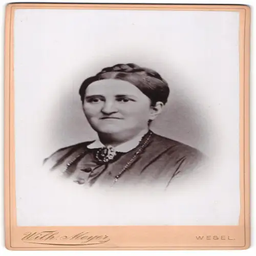 Fotografie Wilh. Meyer, Wesel, Porträt einer Dame