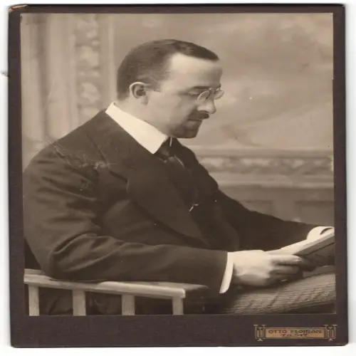 Fotografie Otto Florian, Tilsit, Sitzender Mann mit Brille