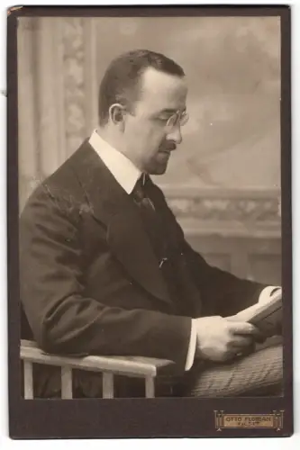 Fotografie Otto Florian, Tilsit, Sitzender Mann mit Brille