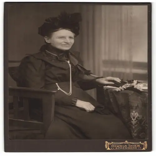 Fotografie Oswald Thiem, Spremberg, Frau in elegantem Kleid mit Hut