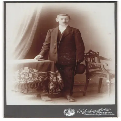 Fotografie Residenz-Atelier, Potsdam, Brandenburger Str. 49-52, Junge im Anzug mit Hut