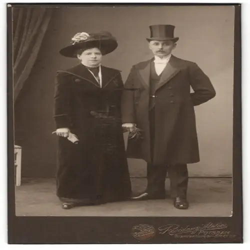 Fotografie Residenz Atelier, Potsdam, Brandenburger Str. 49/52, Elegantes Paar in vornehmer Kleidung