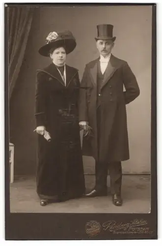 Fotografie Residenz Atelier, Potsdam, Brandenburger Str. 49/52, Elegantes Paar in vornehmer Kleidung