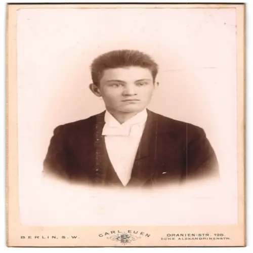 Fotografie Carl Euen, Berlin, Oranien-Str. 128, Porträt eines Jungen mit Fliege