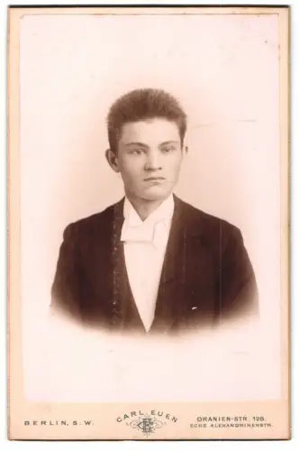 Fotografie Carl Euen, Berlin, Oranien-Str. 128, Porträt eines Jungen mit Fliege