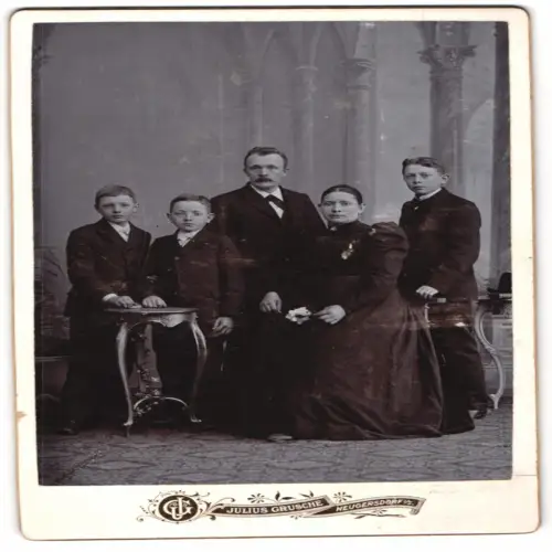 Fotografie Julius Grusche, Neugersdorf, Familienporträt mit drei Kindern