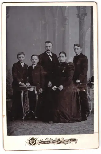 Fotografie Julius Grusche, Neugersdorf, Familienporträt mit drei Kindern