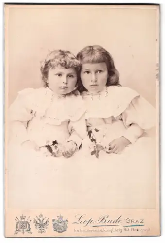 Fotografie Leop. Bude, Graz, Alleegasse 8, Zwei Mädchen mit Blumen