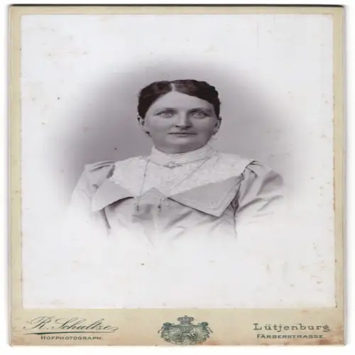 Fotografie R. Schultze, Lütjenburg, Färberstrasse, Porträt einer Frau in elegantem Kleid