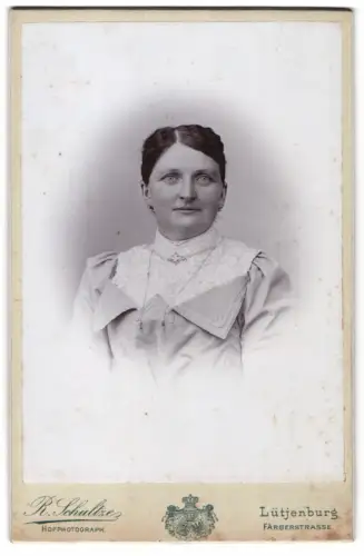 Fotografie R. Schultze, Lütjenburg, Färberstrasse, Porträt einer Frau in elegantem Kleid