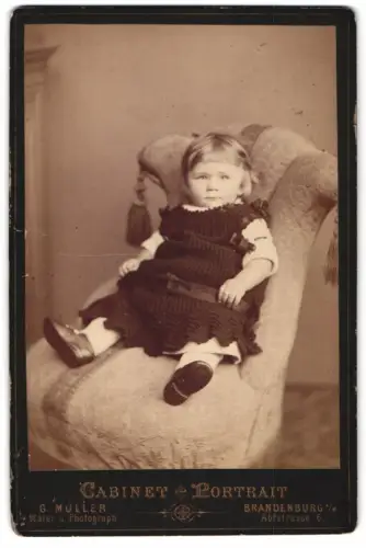 Fotografie G. Müller, Brandenburg, Abtstrasse 6, Kind auf einem Sessel sitzend