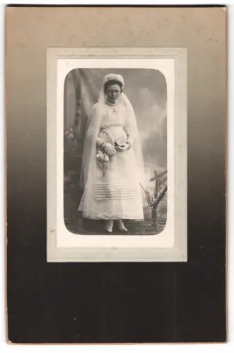Fotografie unbekannter Fotograf und Ort, Mädchen im weissen Kleid mit Blumenstrauss